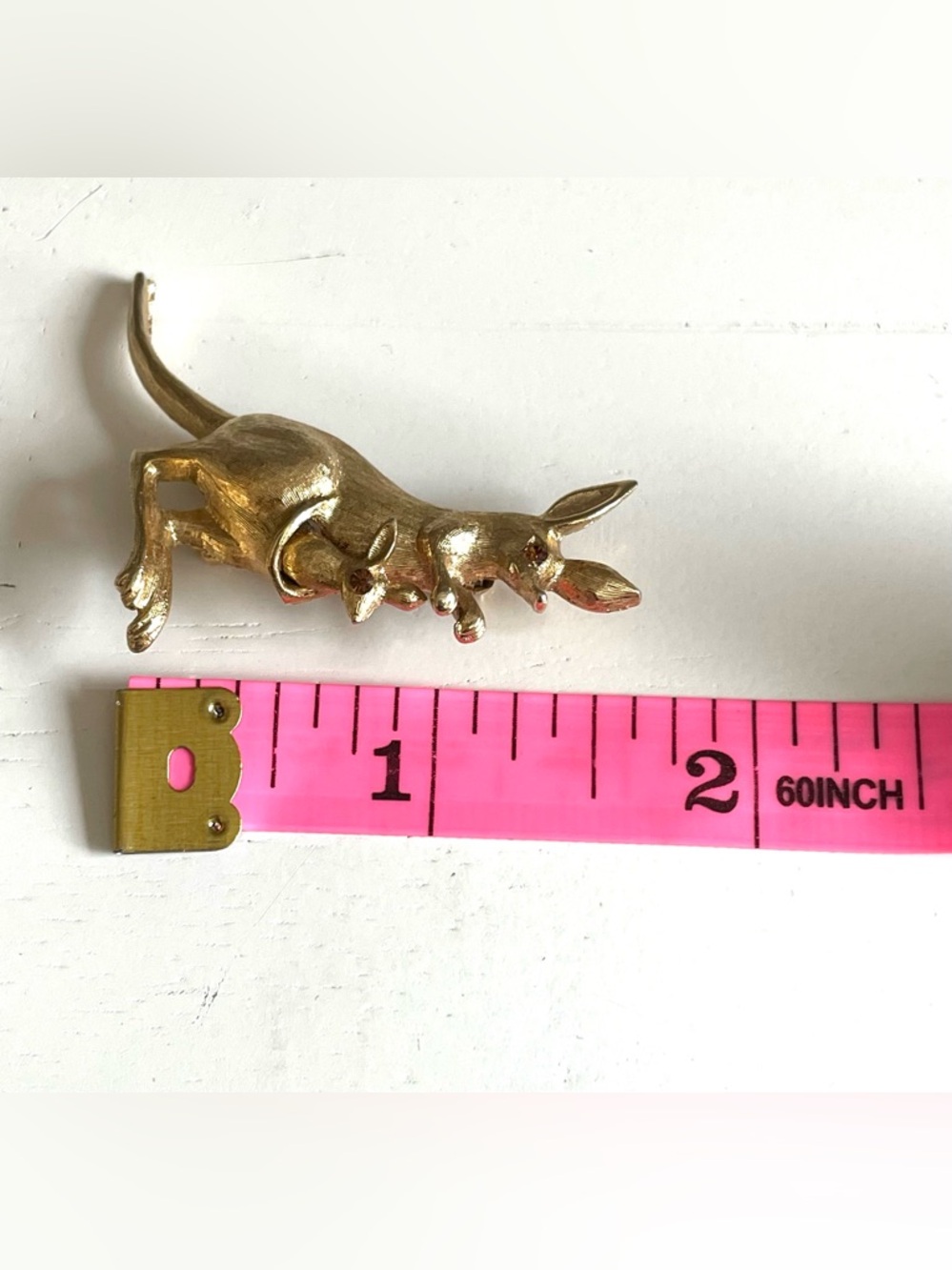 Avon Vintage 1975 Kangaroo Brooch Pin Articulated Joey Gold Tone Rhinestones EUC - Picture 7 of 7
